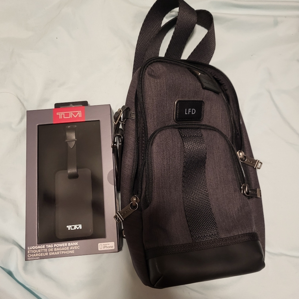 NWT TUMI SLING BAG In black with tumi travel tag power bank